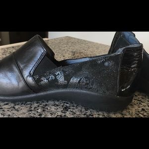 Noat leather paisley clogs